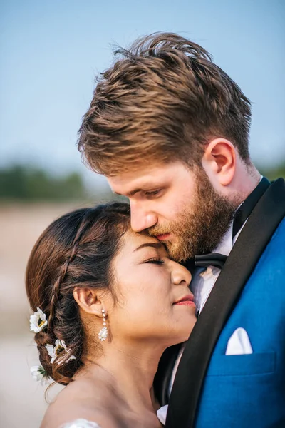 Asyalı Gelin Beyaz Damat Romantik Zaman Geçirir Birlikte Mutlu Olurlar — Stok fotoğraf
