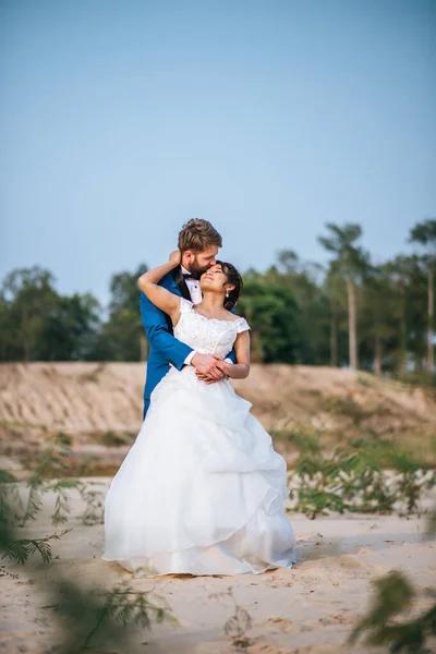 Asiatisk Brud Och Vit Brudgum Har Romantik Tid Och Lycklig — Stockfoto