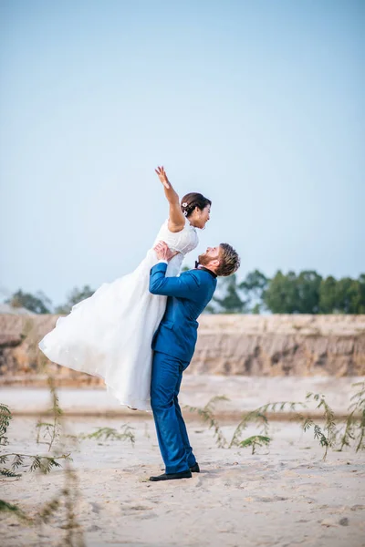 Asiatische Braut Und Kaukasischer Bräutigam Haben Romantische Zeit Und Glücklich — Stockfoto