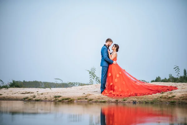 Asyalı Gelin Beyaz Damat Romantik Zaman Geçirir Birlikte Mutlu Olurlar — Stok fotoğraf