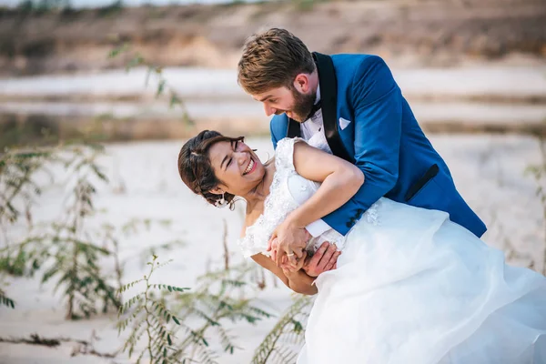 Asiatische Braut Und Kaukasischer Bräutigam Haben Romantische Zeit Und Glücklich — Stockfoto