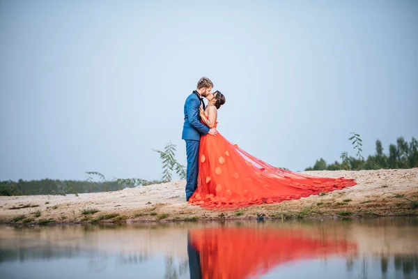 Asiatische Braut Und Kaukasischer Bräutigam Haben Romantische Zeit Und Glücklich — Stockfoto