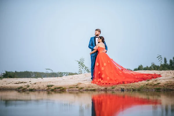 Asiatisk Brud Och Vit Brudgum Har Romantik Tid Och Lycklig — Stockfoto