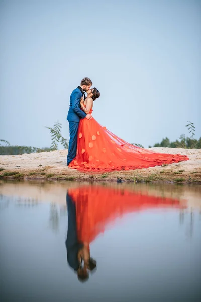 Noiva Asiática Noivo Caucasiano Têm Tempo Romance Feliz Juntos — Fotografia de Stock