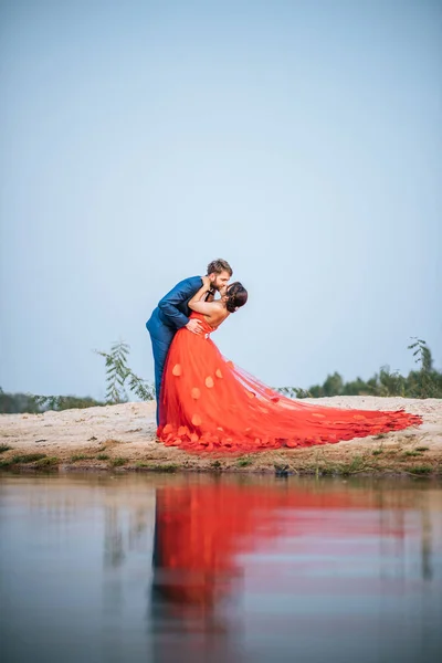 Ασιάτισσα Νύφη Και Καυκάσιος Γαμπρός Έχουν Ρομαντικές Στιγμές Και Ευτυχισμένοι — Φωτογραφία Αρχείου