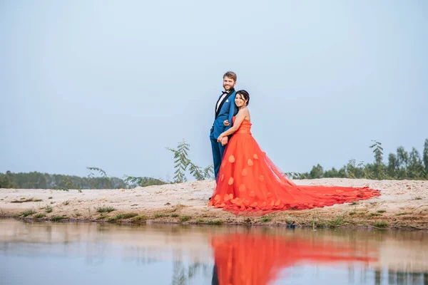 Asiatische Braut Und Kaukasischer Bräutigam Haben Romantische Zeit Und Glücklich — Stockfoto