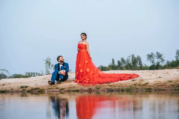 Ázsiai Menyasszony Kaukázusi Vőlegény Van Romantika Idő Boldog Együtt — Stock Fotó