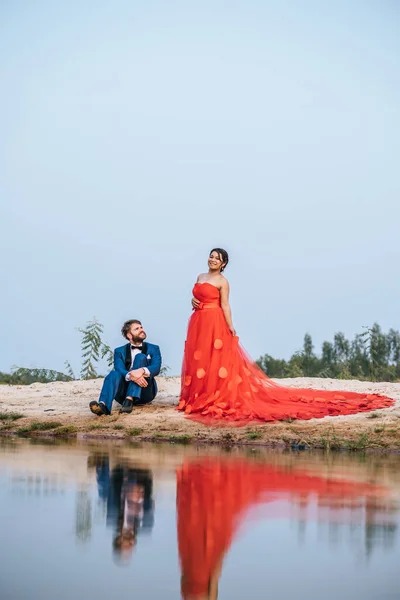 Asiatische Braut Und Kaukasischer Bräutigam Haben Romantische Zeit Und Glücklich — Stockfoto