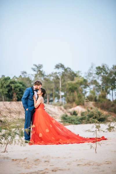 Asiatisk Brud Och Vit Brudgum Har Romantik Tid Och Lycklig — Stockfoto