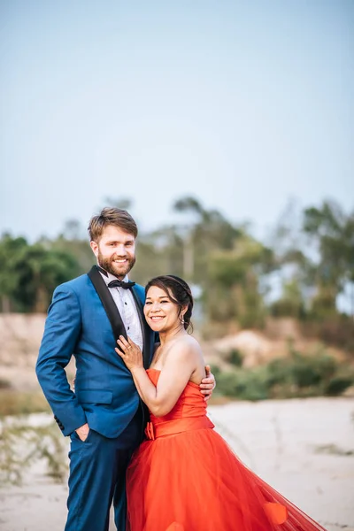 Asiatische Braut Und Kaukasischer Bräutigam Haben Romantische Zeit Und Glücklich — Stockfoto