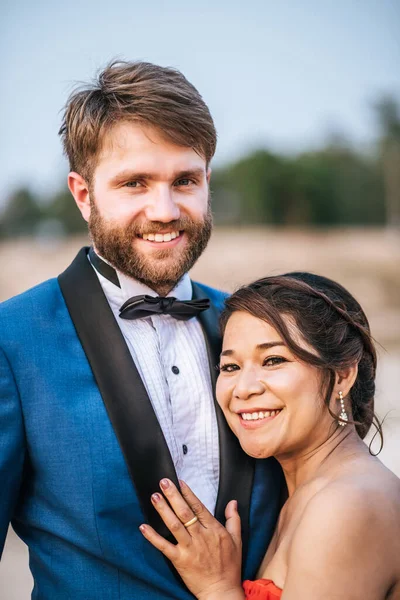 Asiatische Braut Und Kaukasischer Bräutigam Haben Romantische Zeit Und Glücklich — Stockfoto