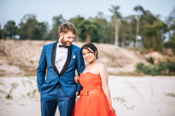 Asiatico Sposa Caucasico Sposo Avere Romanticismo Tempo Felice Insieme — Foto Stock