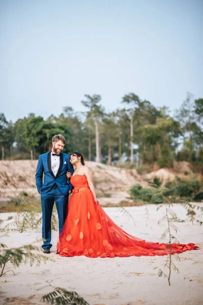 Asiatische Braut Und Kaukasischer Bräutigam Haben Romantische Zeit Und Glücklich — Stockfoto