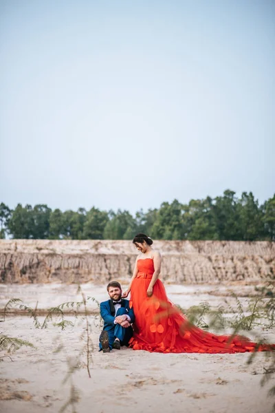 Asyalı Gelin Beyaz Damat Romantik Zaman Geçirir Birlikte Mutlu Olurlar — Stok fotoğraf