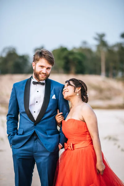 Asiatische Braut Und Kaukasischer Bräutigam Haben Romantische Zeit Und Glücklich — Stockfoto