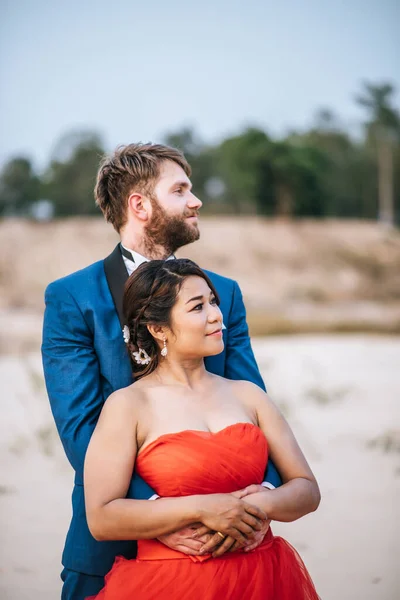 Asiatische Braut Und Kaukasischer Bräutigam Haben Romantische Zeit Und Glücklich — Stockfoto