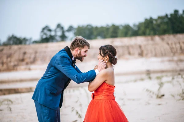 Mireasa Asiatică Mirele Caucazian Timp Romantic Fericiți Împreună — Fotografie, imagine de stoc