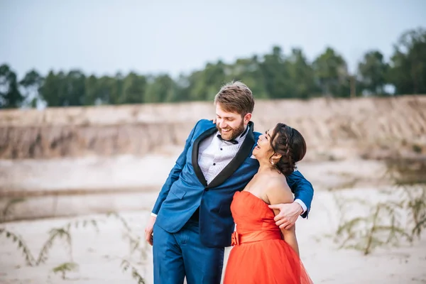 Asiatisk Brud Och Vit Brudgum Har Romantik Tid Och Lycklig — Stockfoto