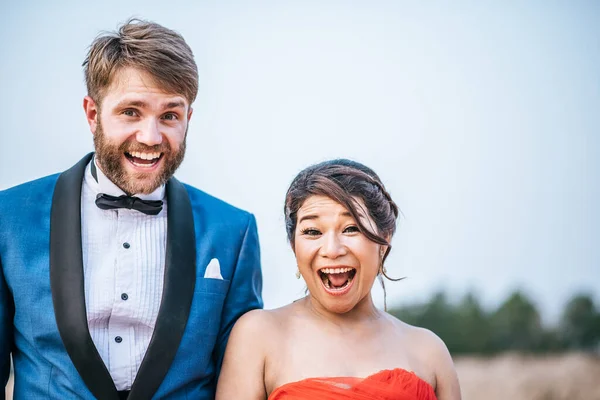 Asiatische Braut Und Kaukasischer Bräutigam Haben Romantische Zeit Und Glücklich — Stockfoto