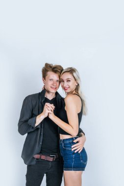 Stüdyoda mutlu genç bir çiftin portresi.