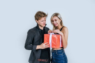 Mutlu genç çiftin portresi Stüdyoda süprizle süpriz yapmayı sever