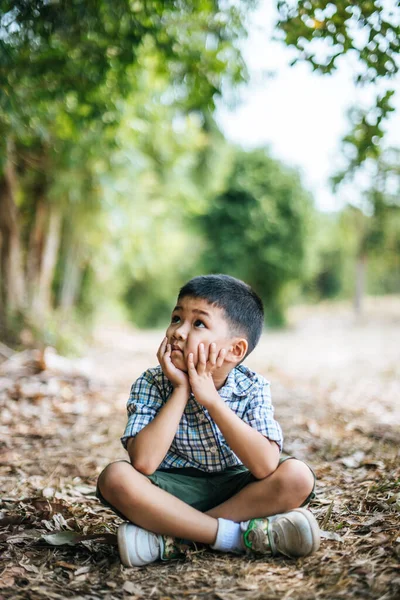 Rapaz Feliz Sentado Pensando Sozinho Parque — Fotografia de Stock