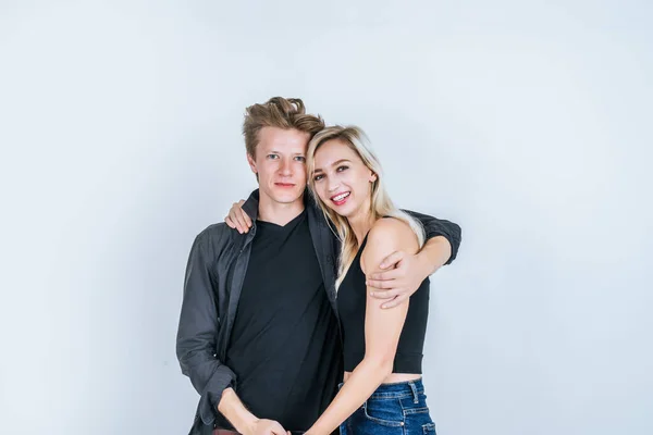 Retrato Feliz Pareja Joven Amor Junto Con Flor Estudio —  Fotos de Stock