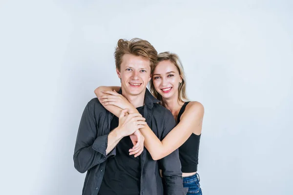 幸せな若いカップルの肖像画はスタジオで花と一緒に愛 — ストック写真
