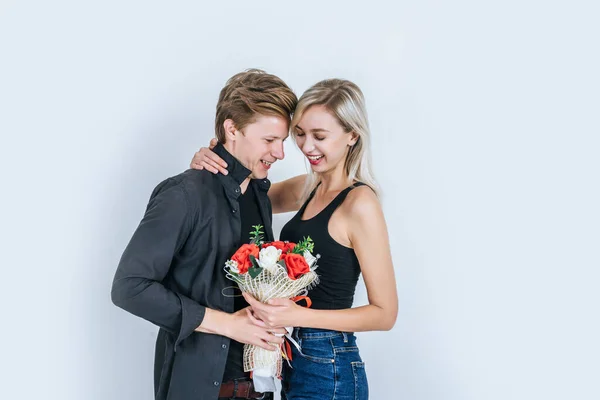 Retrato Amor Jovem Casal Feliz Conjunto Com Flor Estúdio — Fotografia de Stock