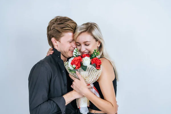 Porträt Eines Glücklichen Jungen Paares Liebe Zusammen Mit Blume Atelier — Stockfoto