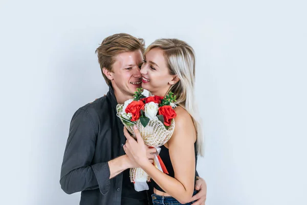 Portret Van Gelukkig Jong Stel Liefde Samen Met Bloem Studio — Stockfoto