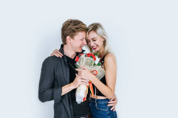 Retrato Feliz Pareja Joven Amor Junto Con Flor Estudio — Foto de Stock