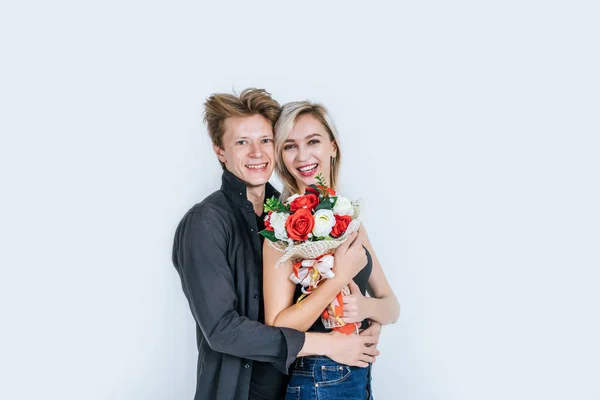 Porträtt Glada Unga Par Kärlek Tillsammans Med Blomma Studio — Stockfoto