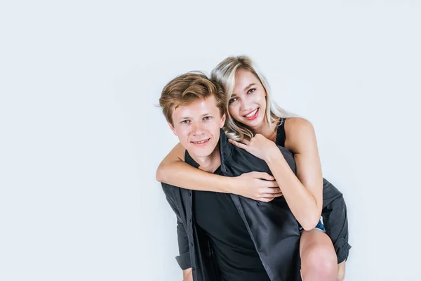 Retrato Feliz Jovem Casal Amor Juntos Estúdio — Fotografia de Stock