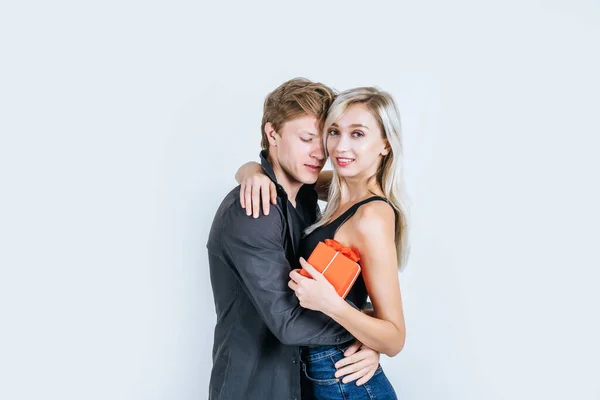 Retrato Feliz Pareja Joven Amor Juntos Sorpresa Con Caja Regalo —  Fotos de Stock