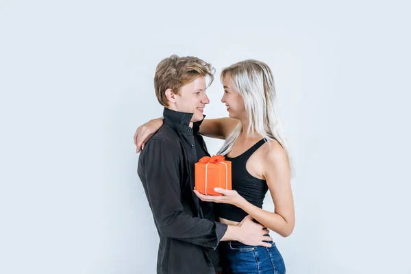 Retrato Feliz Casal Jovem Amor Juntos Surpresa Com Caixa Presente — Fotografia de Stock