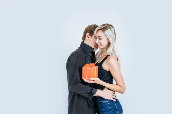 Retrato Feliz Casal Jovem Amor Juntos Surpresa Com Caixa Presente — Fotografia de Stock