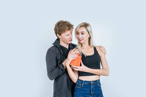 Mutlu Genç Çiftin Portresi Stüdyoda Süprizle Süpriz Yapmayı Sever — Stok fotoğraf