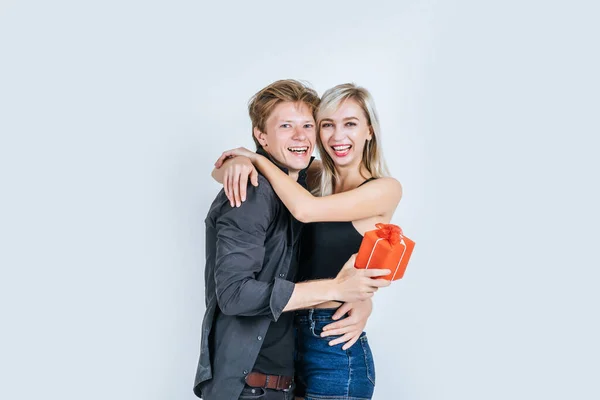 Porträt Eines Glücklichen Jungen Paares Liebe Zusammen Überraschung Mit Geschenkbox — Stockfoto