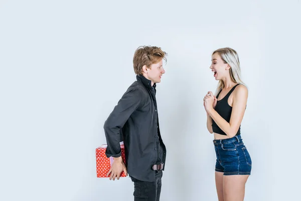 Retrato Feliz Pareja Joven Amor Juntos Sorpresa Con Caja Regalo —  Fotos de Stock