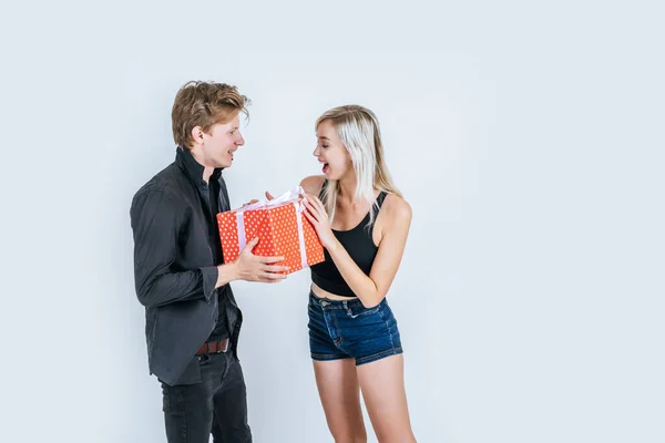 Retrato Feliz Pareja Joven Amor Juntos Sorpresa Con Caja Regalo —  Fotos de Stock