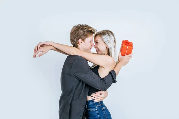 Retrato Feliz Pareja Joven Amor Juntos Sorpresa Con Caja Regalo —  Fotos de Stock