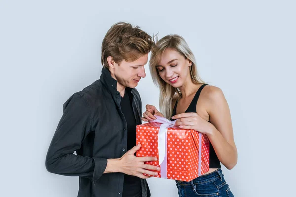 Retrato Feliz Pareja Joven Amor Juntos Sorpresa Con Caja Regalo —  Fotos de Stock