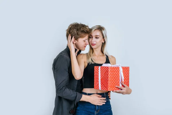 Retrato Feliz Pareja Joven Amor Juntos Sorpresa Con Caja Regalo —  Fotos de Stock