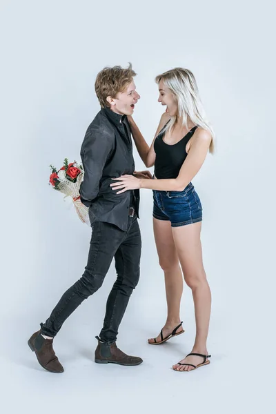 Porträtt Glada Unga Par Kärlek Tillsammans Med Blomma Studio — Stockfoto