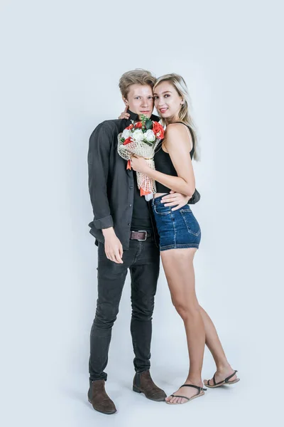 Porträtt Glada Unga Par Kärlek Tillsammans Med Blomma Studio — Stockfoto