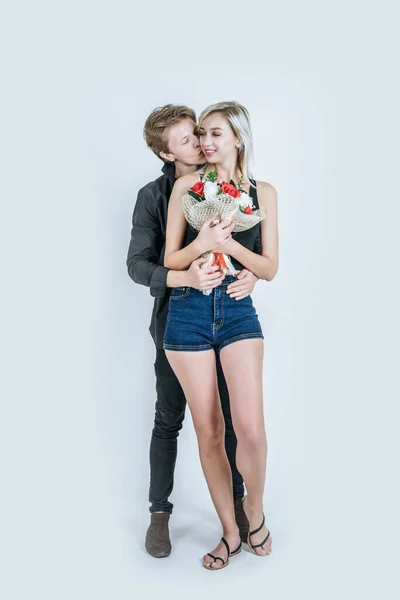 Portrait Jeune Couple Heureux Amour Avec Fleur Studio — Photo