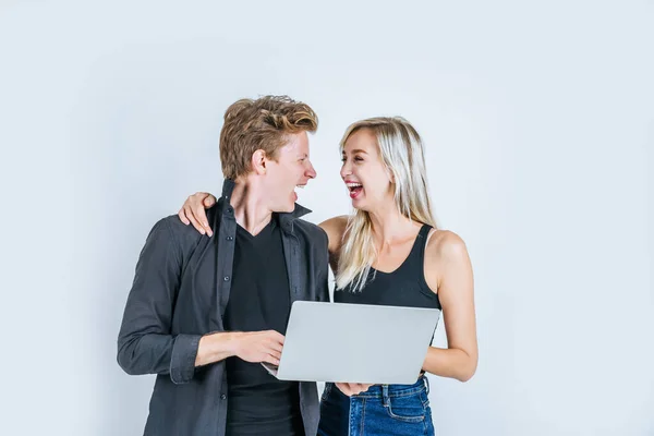 一对快乐的年轻夫妇在工作室里使用笔记本电脑的肖像 — 图库照片
