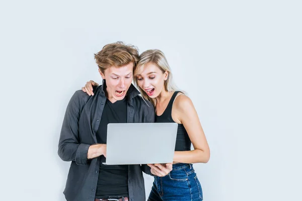Retrato Jovem Casal Feliz Usando Computador Portátil Estúdio — Fotografia de Stock