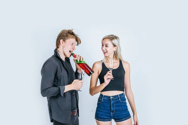 Stüdyoda Şarap Içen Genç Çiftin Portresi — Stok fotoğraf